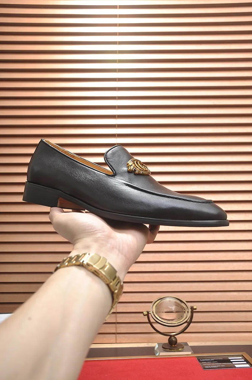 Men's shoes💰500💶Italy's top luxury men's shoe giant (GUCCI) (Gucci) (full cowhide lining) new arrival🍃Original European style🔰 Pleasant to the eye😍In order to make the shoes more durable and non-deformable🌀The production continues to follow traditional methods but there is still no lack of innovation💪Choose original sheepskin for the leather♻️ Smooth and natural And extra bright ⭐Made of imported cowhide, the first choice of rich people 38-45 (45 customized)